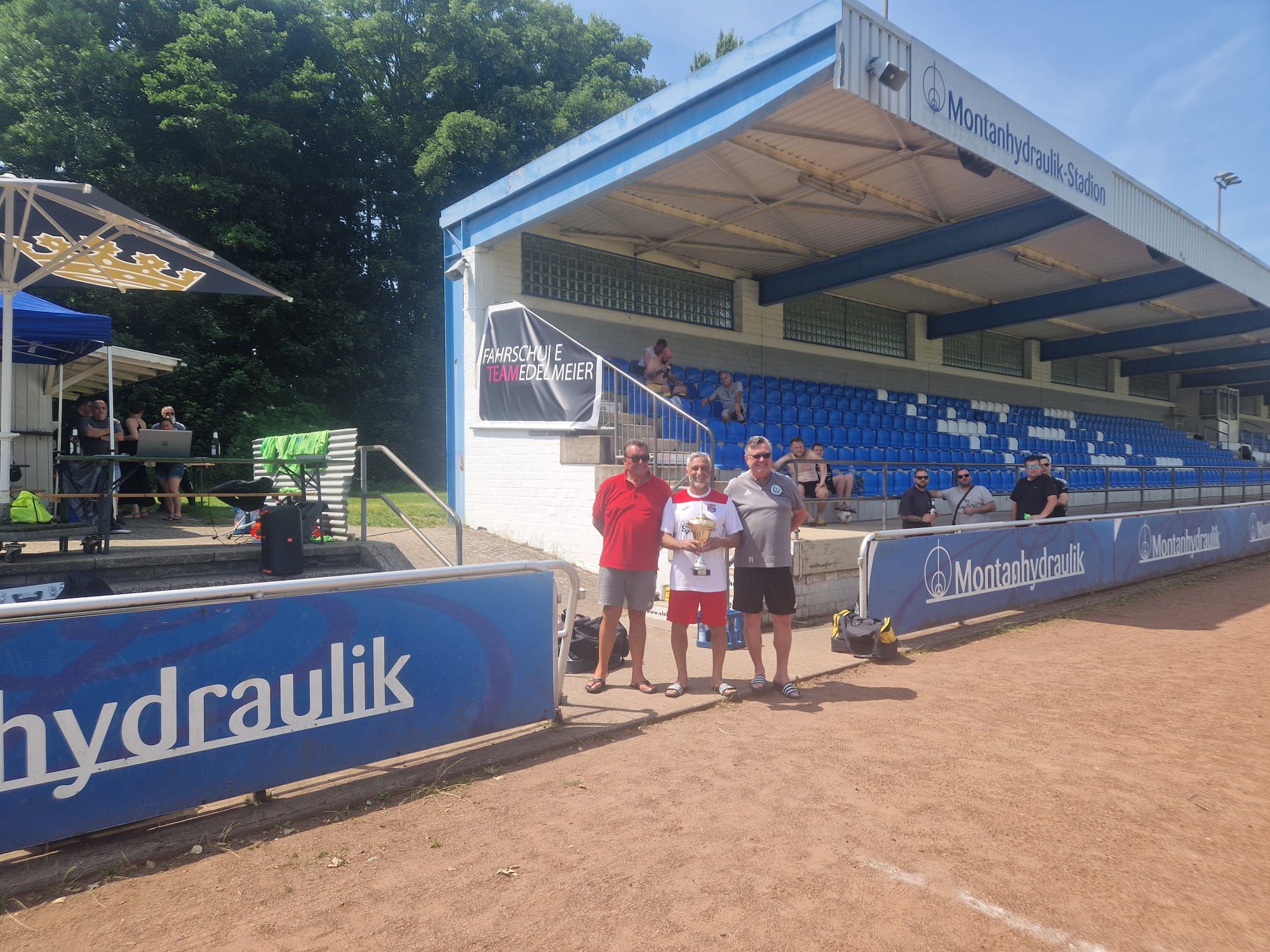 Der 1. Vorsitzende des HSC und das Mitglied der Turnierleitung Michael Tacke gratulieren dem Spielführer der siegreichen Mannschaft zum Pokalsieg